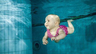 Babyschwimmen f&ouml;rdert die Entwicklung